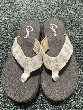 Savvy Dana Flip Flops NWOT